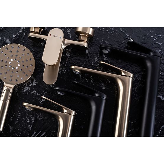 REA Marco Black Shower Set